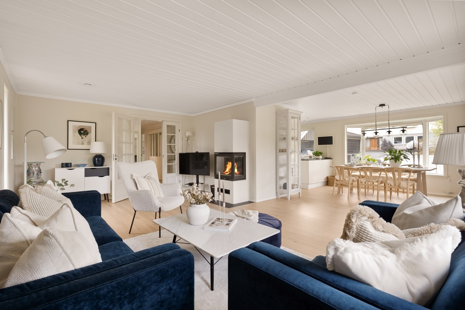 Det kommer inn rikelig med naturlig lys fra de store vindusflatene Galleribilde