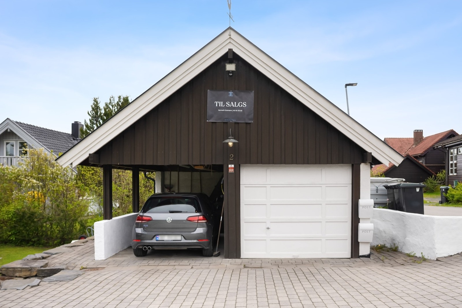 Det er garasje, samt carport på tomten Galleribilde