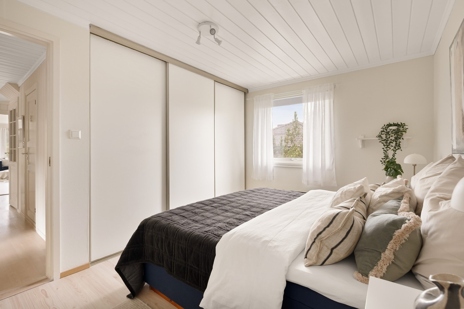 Romslig hovedsoverom med praktisk skyvedørsgarderobe Galleribilde
