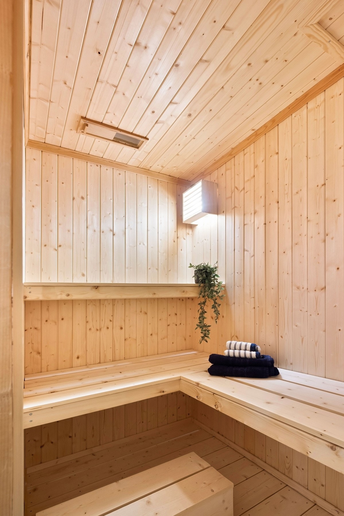 Via badet er det en badstu som ble satt opp i 2024 - flott for ekstra luksus i hverdagen Galleribilde