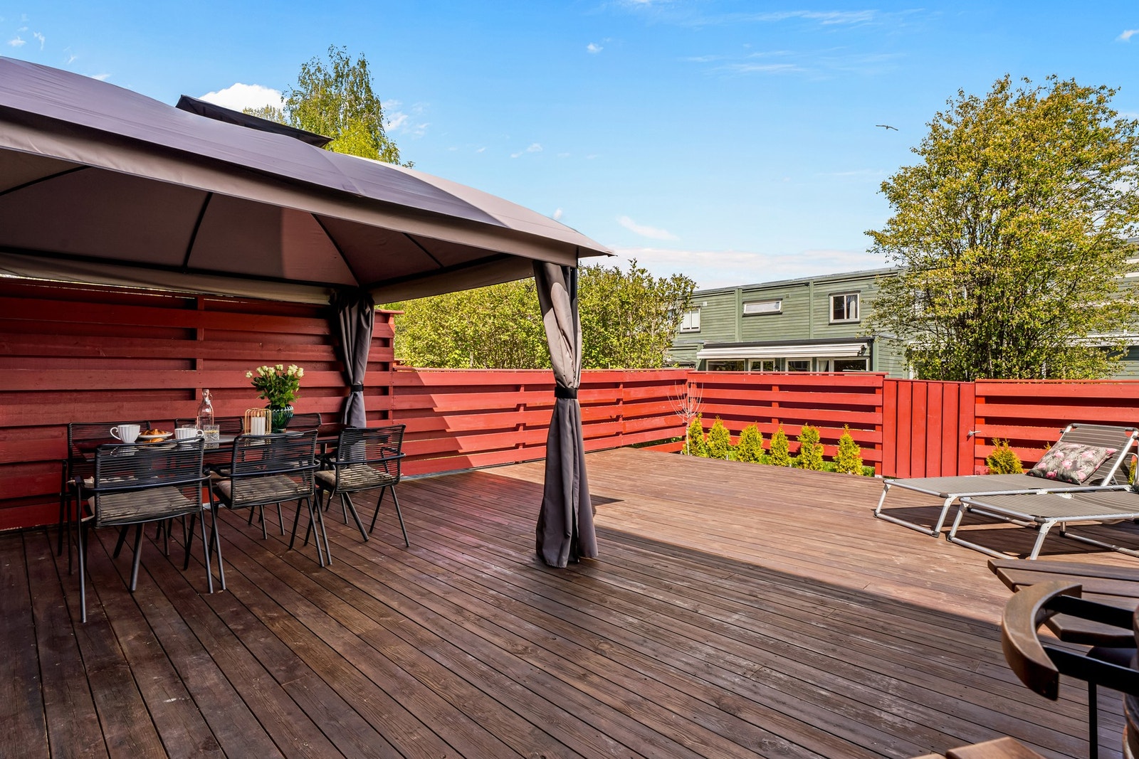 Stor og skjermet terrasse med plass til både sittegruppe og solsenger, med opparbeidet hageflekk med port som gir direkte og trygg adkomst til borettslagets fellesarealer. Galleribilde