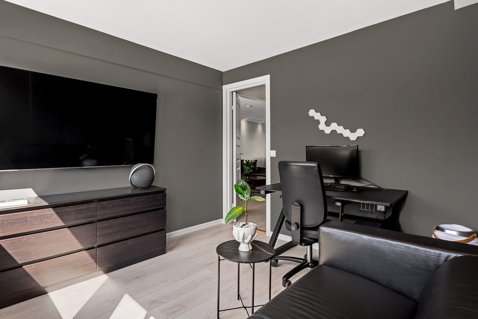 Romslig rom i 2. etasje med god plass til oppbevaring og tv. Galleribilde
