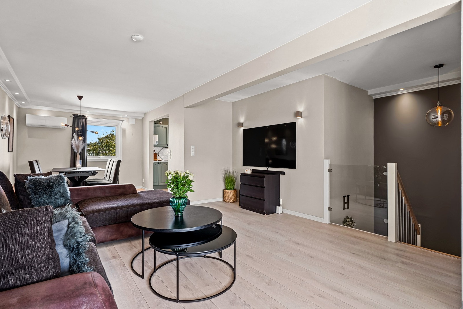 Stuen er lys og trivelig med himlingshøyde på ca. 2,36 m, med god plass til stor sofa og tv. Galleribilde