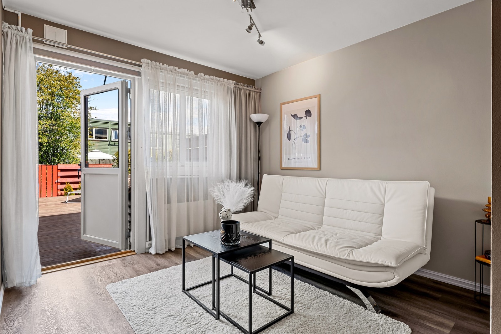 Allsidig rom med plass til sovesofa og direkte utgang til stor, skjermet terrasse - perfekt som gjesterom, tv-stue eller lekerom Galleribilde