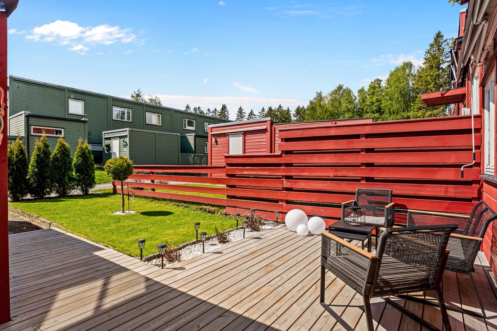 Innbydende terrasse i trekonstruksjon ved inngangspartiet med gode solforhold- et naturlig samlingspunkt. Galleribilde