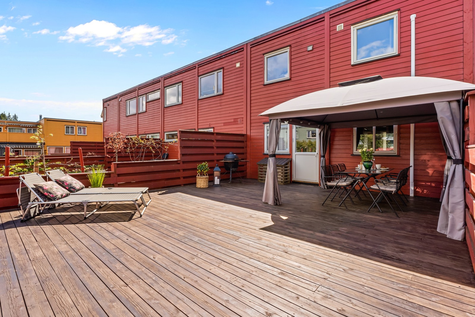 Romslig terrasse med pergola og solsenger - her er alt lagt til rette for avslapning og gode sommerdager i solen. Galleribilde