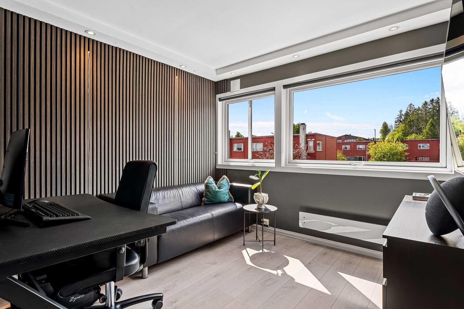 Fleksibelt rom med god størrelse, stilfull spilevegg og rikelig med naturlig lys - fungerer godt som hjemmekontor. Galleribilde