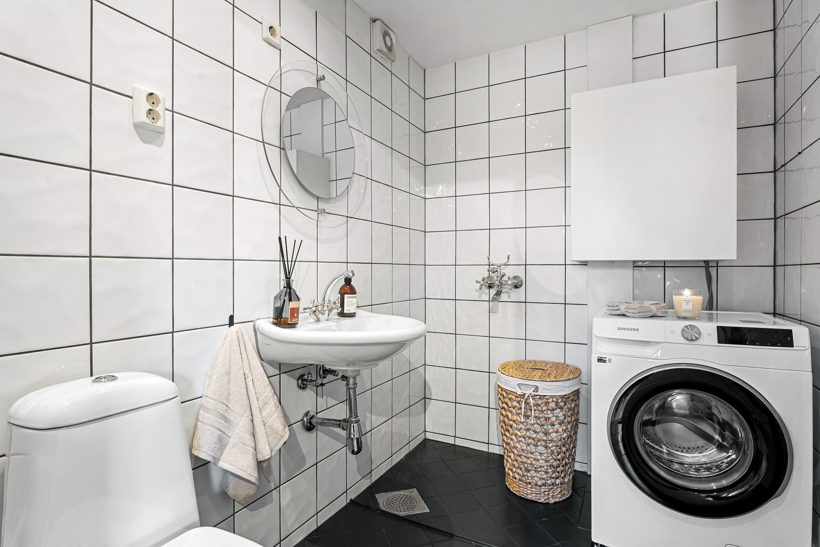Kombinert vaskerom og wc i 2. etasje med direkte adkomst fra kjøkkenet - flislagt gulv og vegger og opplegg for vaskemaskin. Galleribilde