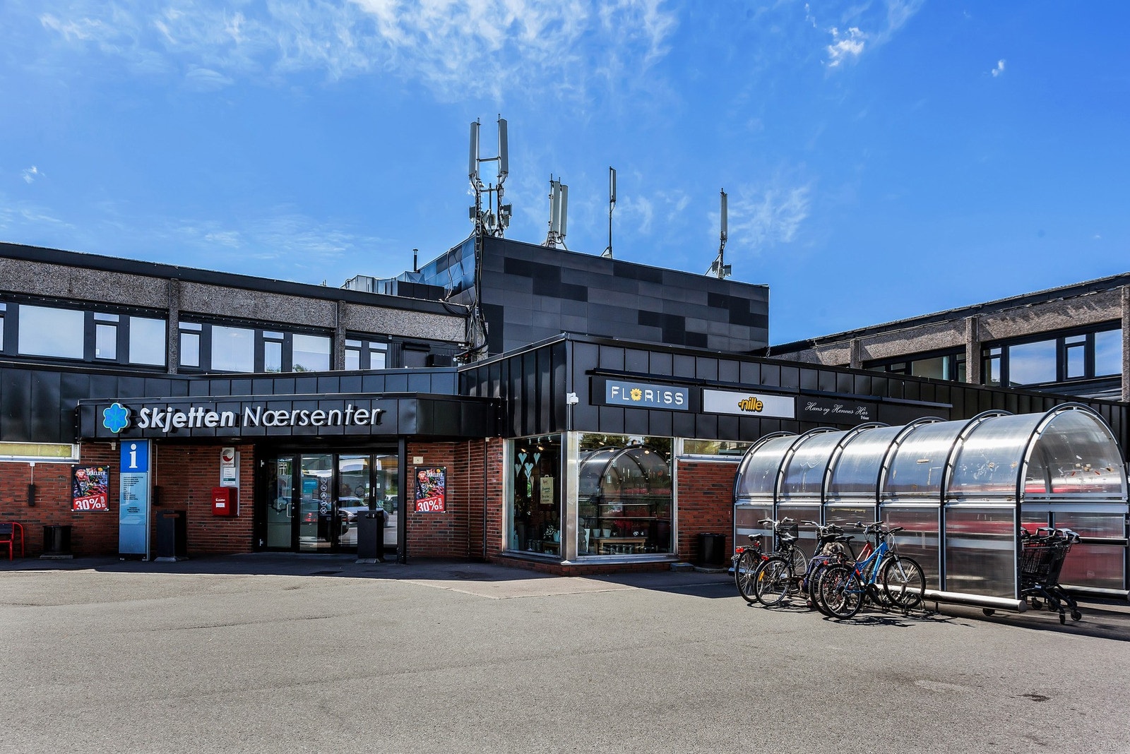 Skjetten Nærsenter ligger kun ca 600 meter unna, med Meny, apotek, blomsterbutikk, frisør og flere servicetilbud - alt du trenger i hverdagen er rett i nærheten. Galleribilde