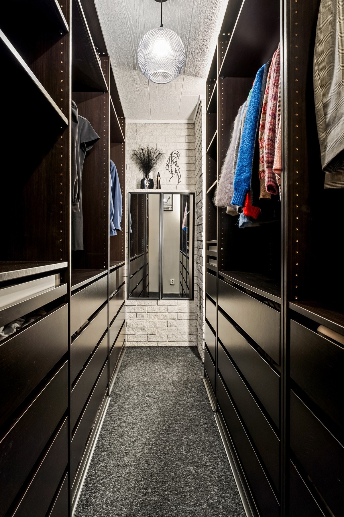 Stilfull og praktisk walk-in garderobe rett ved hovedsoverommet - gir hele familien optimale oppbevaringsmuligheter Galleribilde