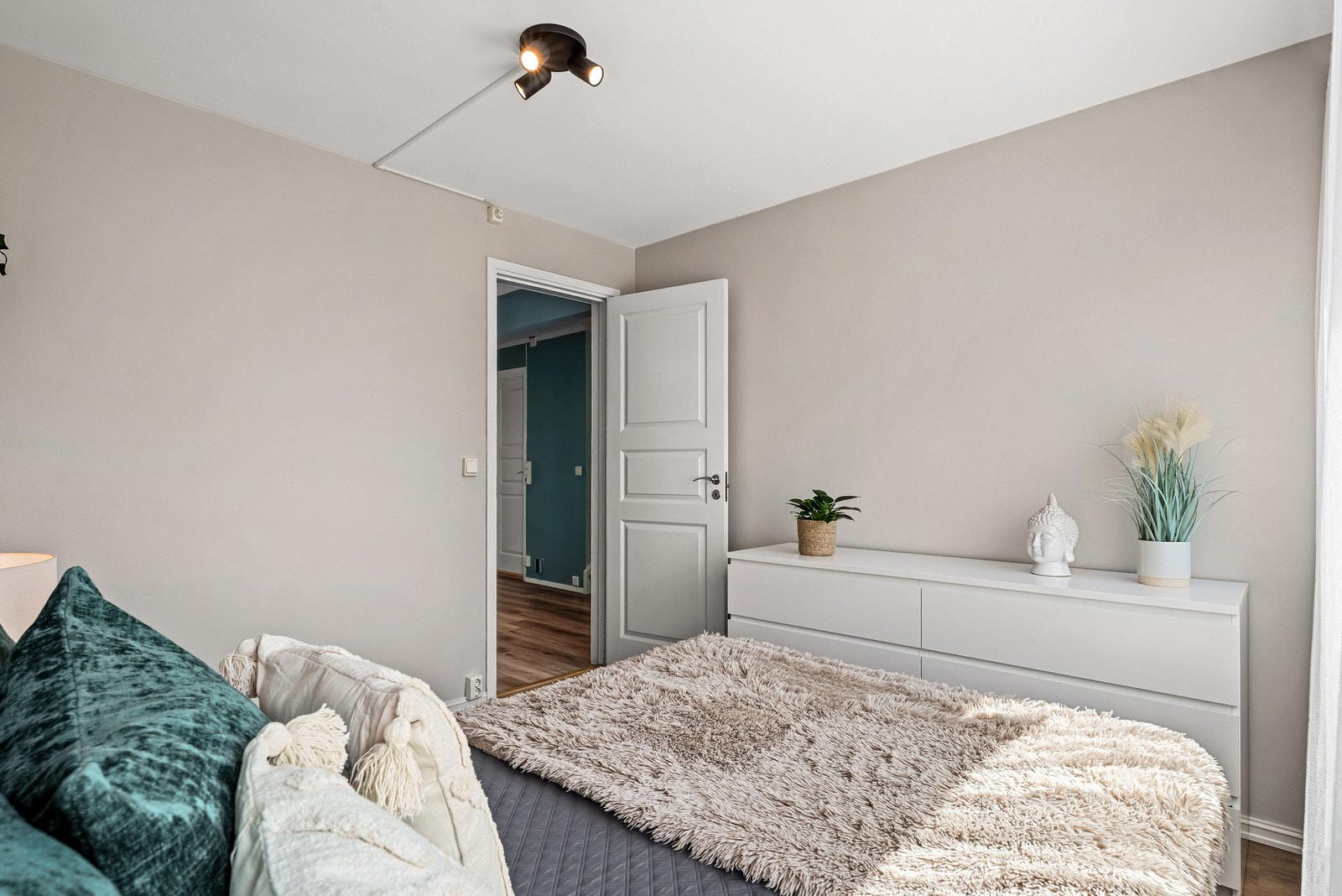 Gjesterommet har også god plass til kommode for oppbevaring. Galleribilde