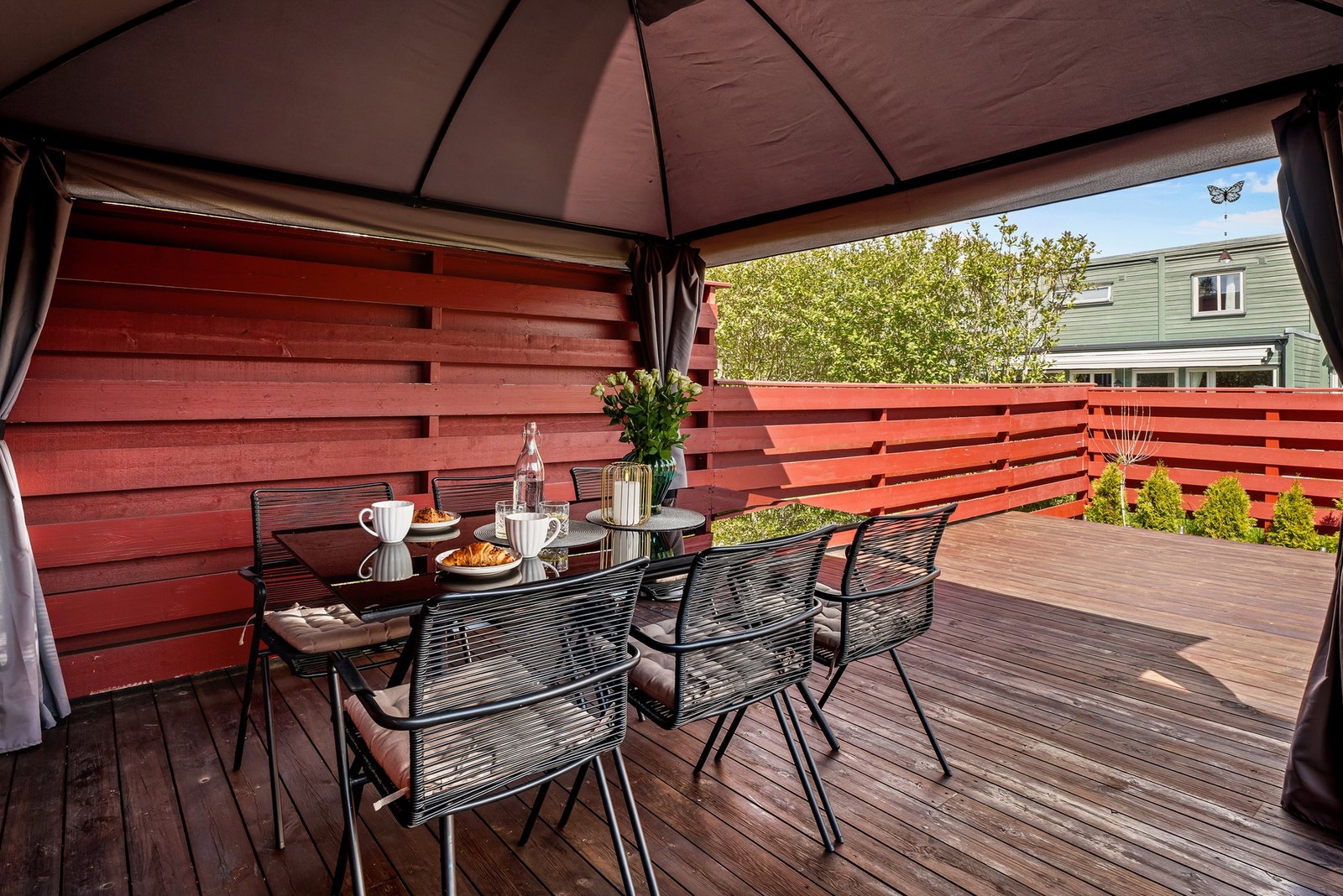 Innbydende uteområde med pergola som gir skjerming og stemning - perfekt for både rolige kvelder og selskaper utendørs. Galleribilde