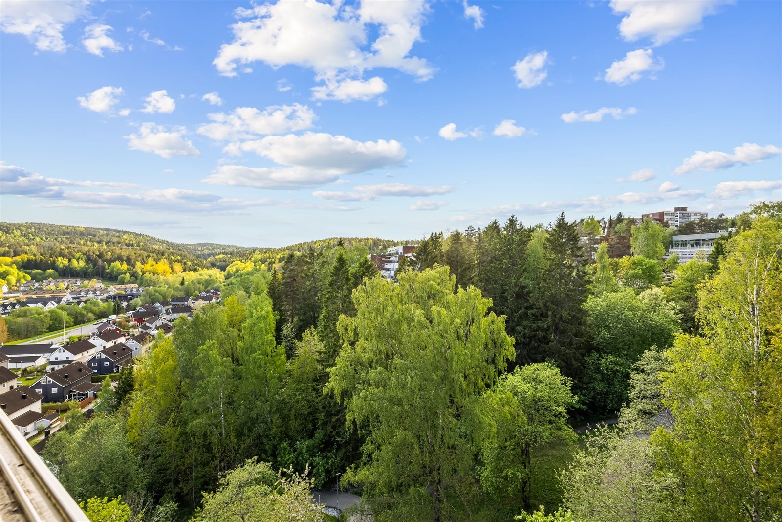 Fra balkongen har du hyggelig utsikt over nærområdet! Galleribilde