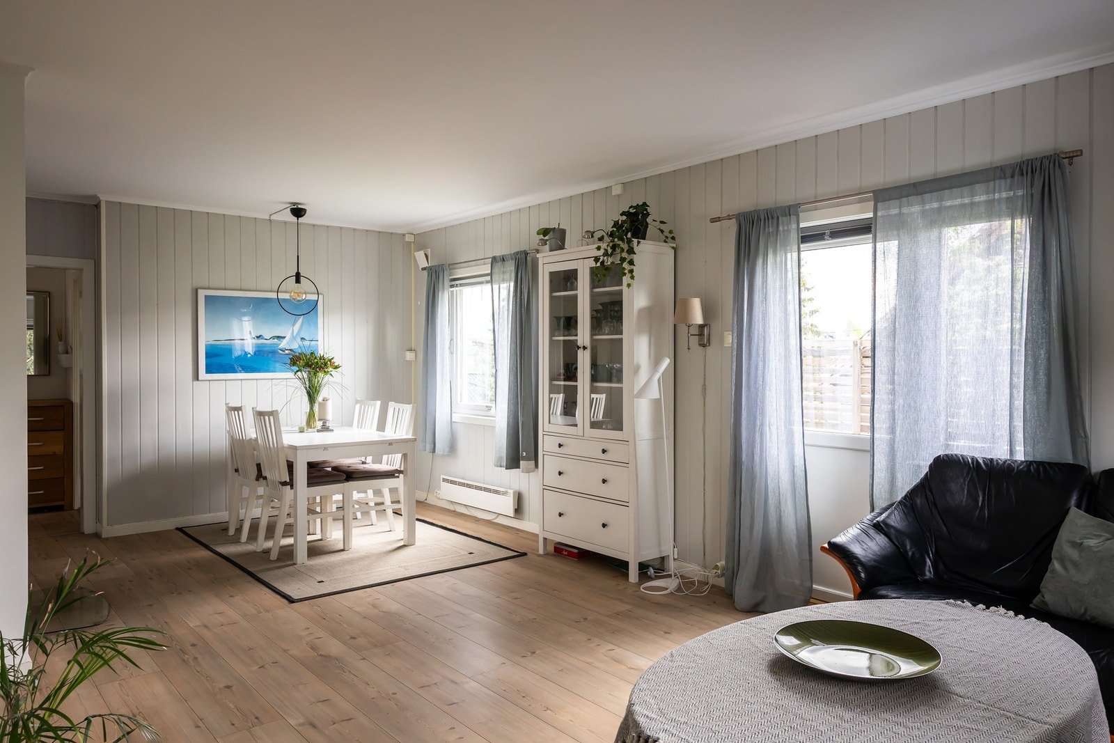Rommene har lyse overflater, panelpreg og en klassisk boligfølelse. Galleribilde