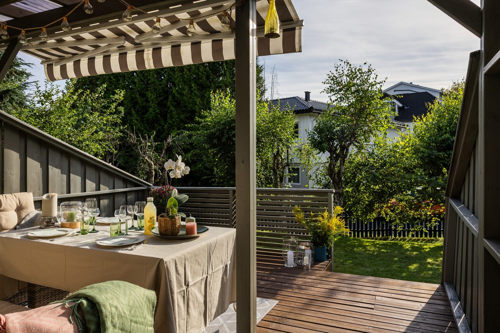 Her et naturlig uterom for måltider, selskap og avslapning gjennom sommerhalvåret. Galleribilde