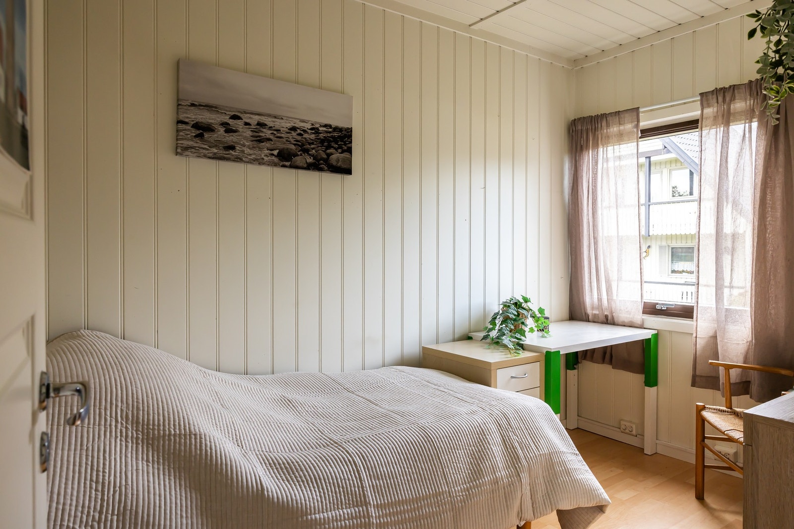 2. etasje har tre soverom, hvor planløsningen passer godt for en familie med behov for flere barnerom, kontor eller gjesterom. Galleribilde