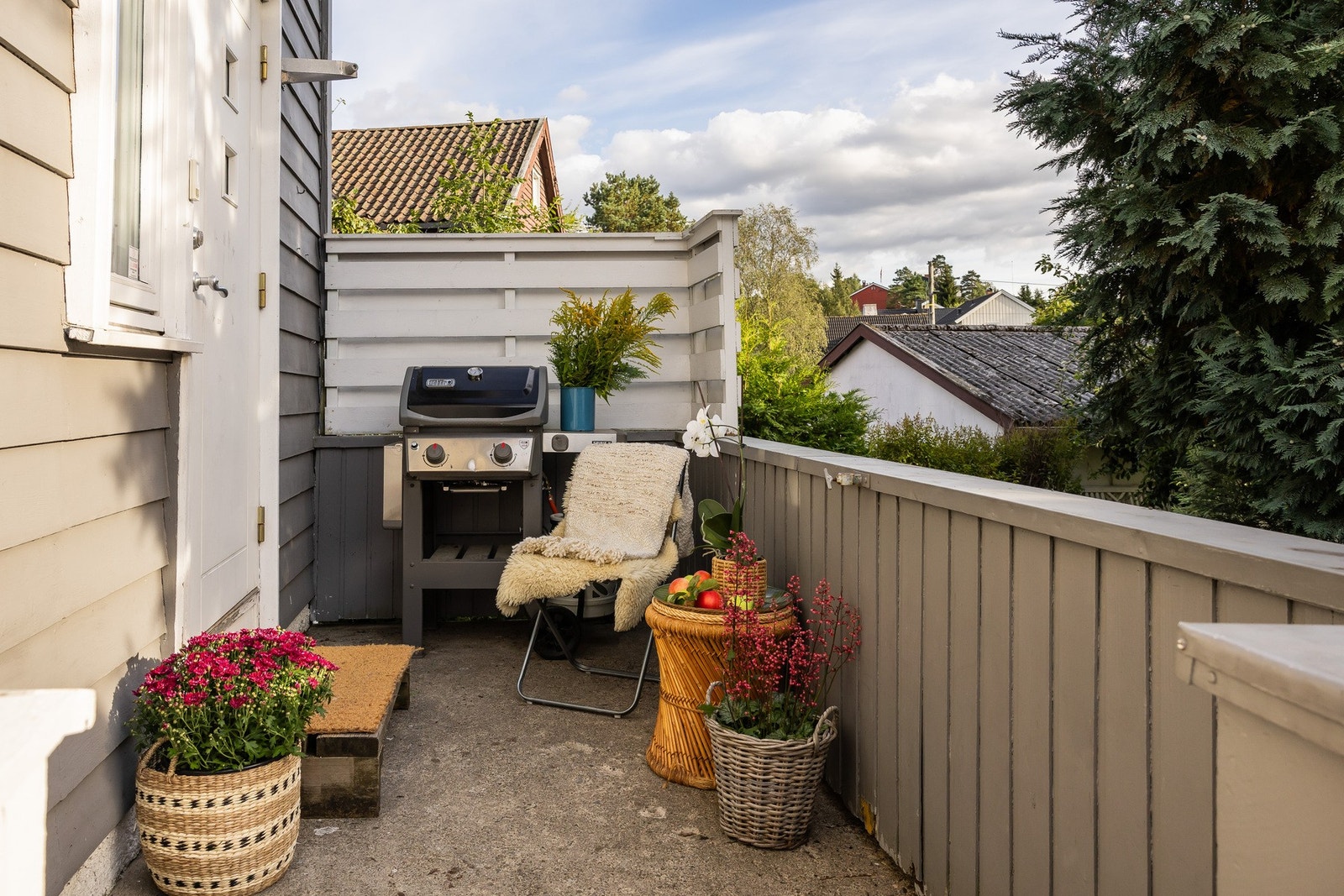 En fin liten uteplass ved inngang til boligens første etasje. Galleribilde