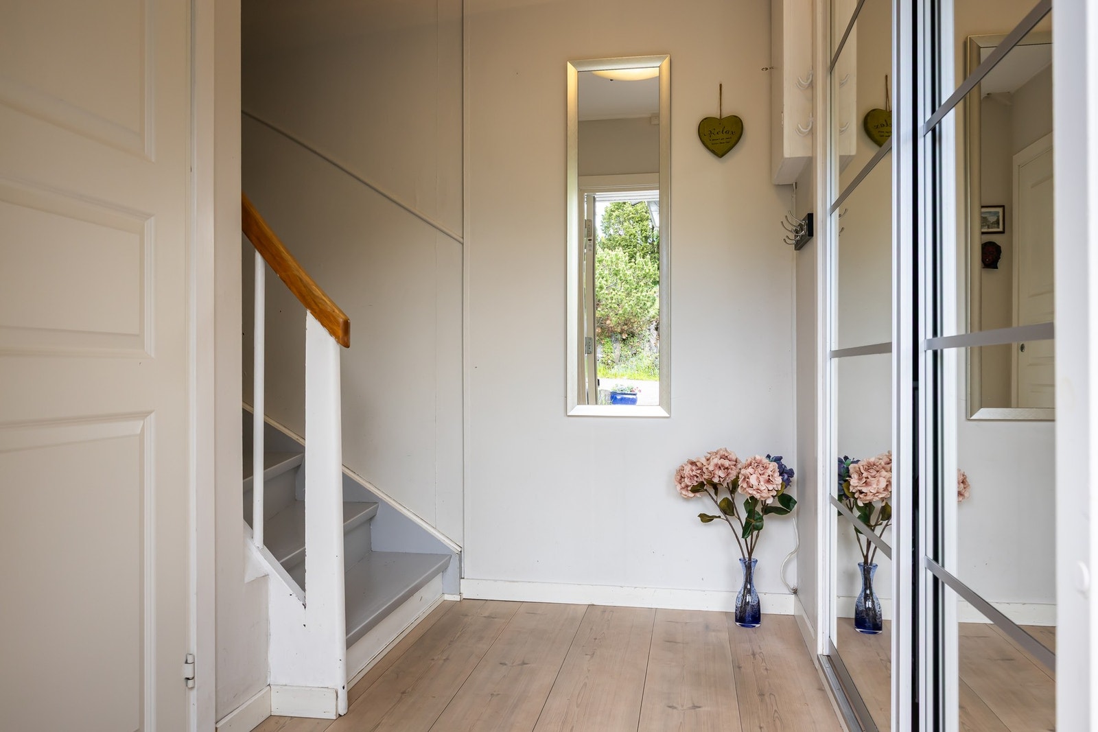 Velkommen inn i egen entré og trapp videre til 2. etasje. Galleribilde