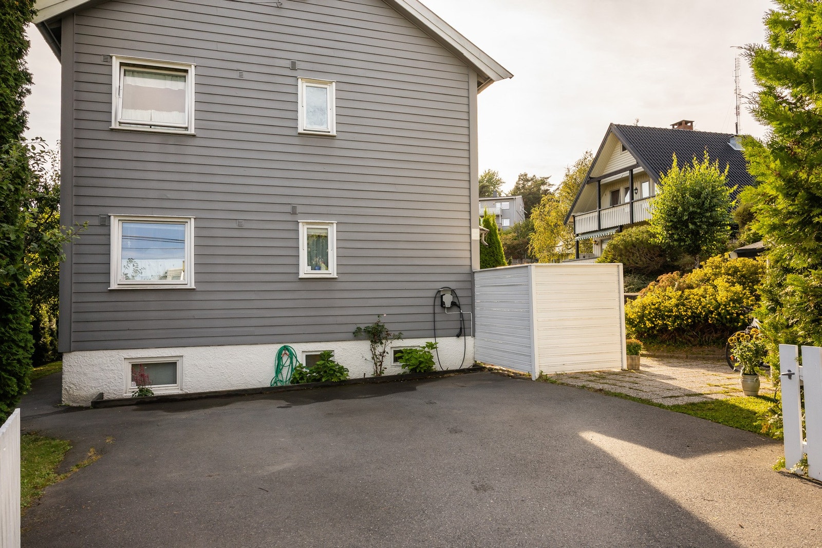 Parkering på egen tomt med plass for flere biler. Galleribilde