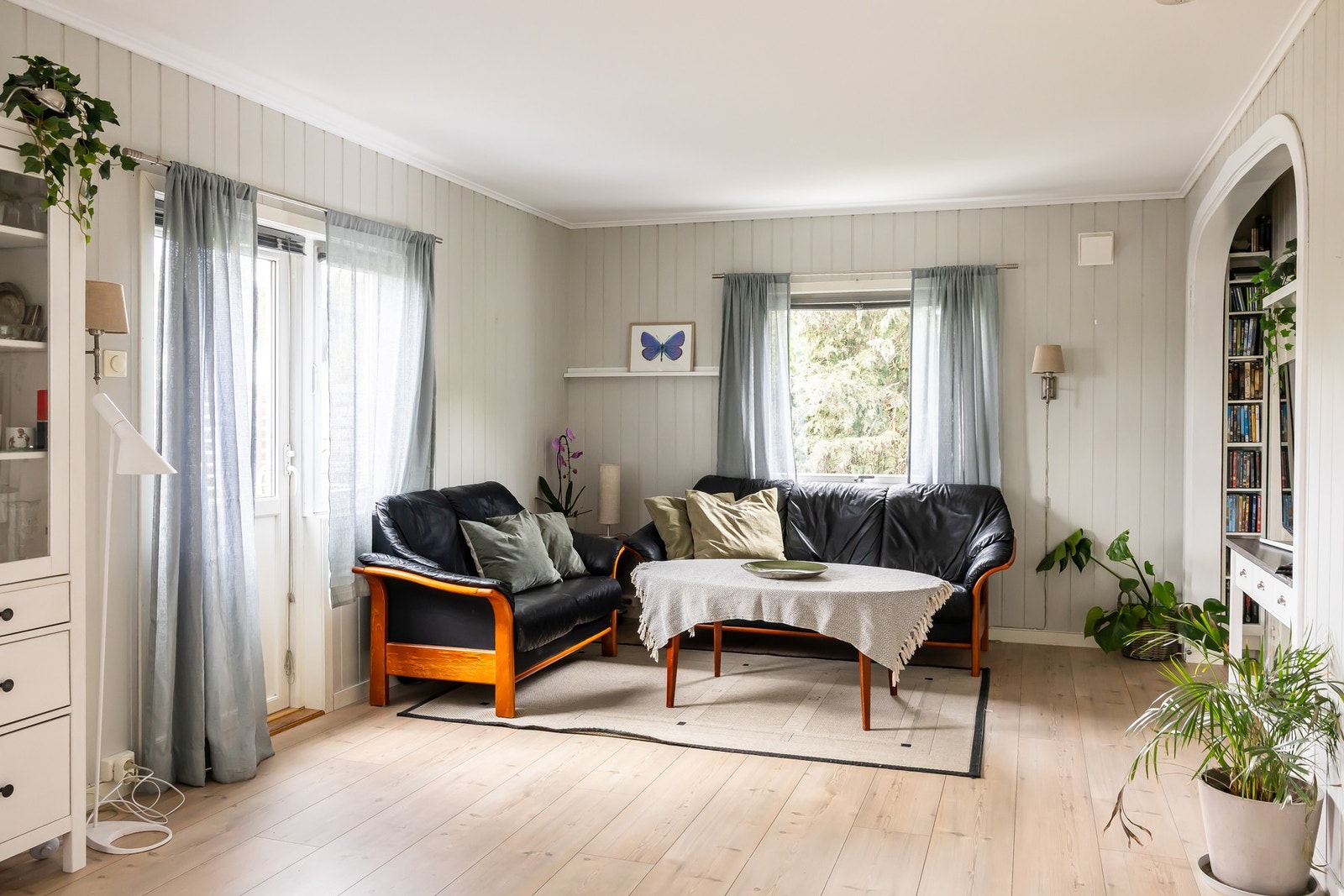Stuen har god bredde i rommet og plass til både spisebord og sofagruppe. Galleribilde