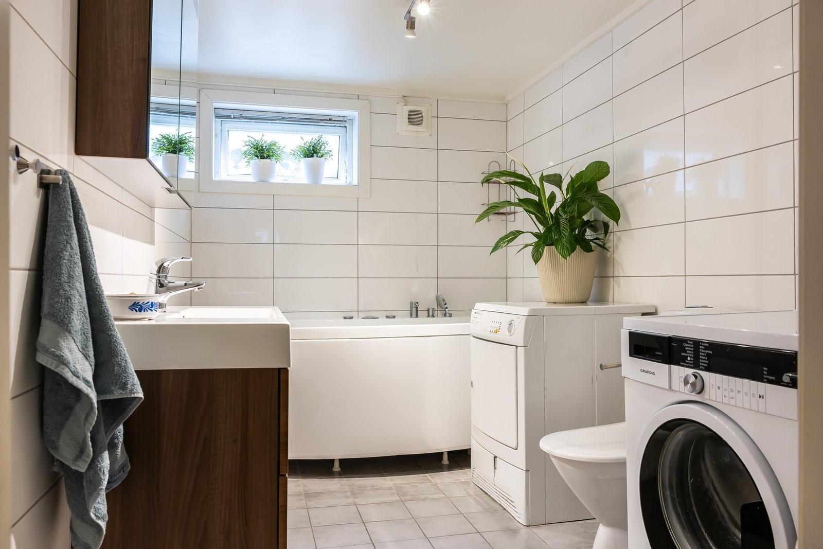 Badet i kjeller ble bygget i 2009 og har flislagte overflater og varmekabler i gulvet. Galleribilde
