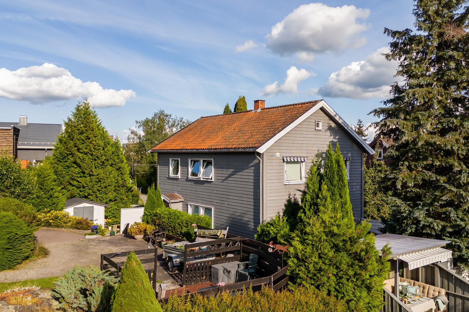 En innholdsrik horisontaldelt tomannsbolig i et etablert og barnevennlig villastrøk på Ekeberg. Galleribilde