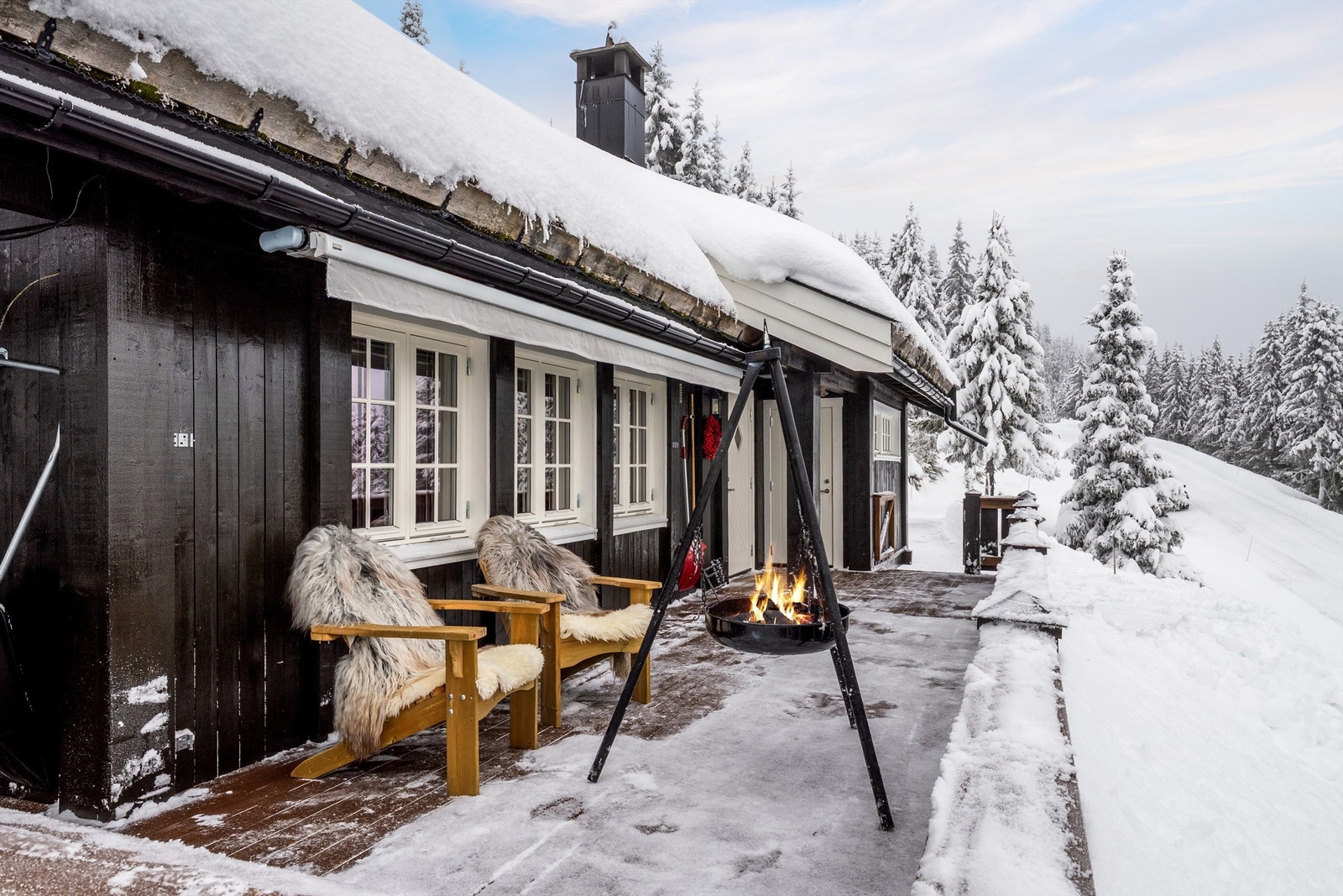 Romslig terrasse med god plass til møblement. Galleribilde