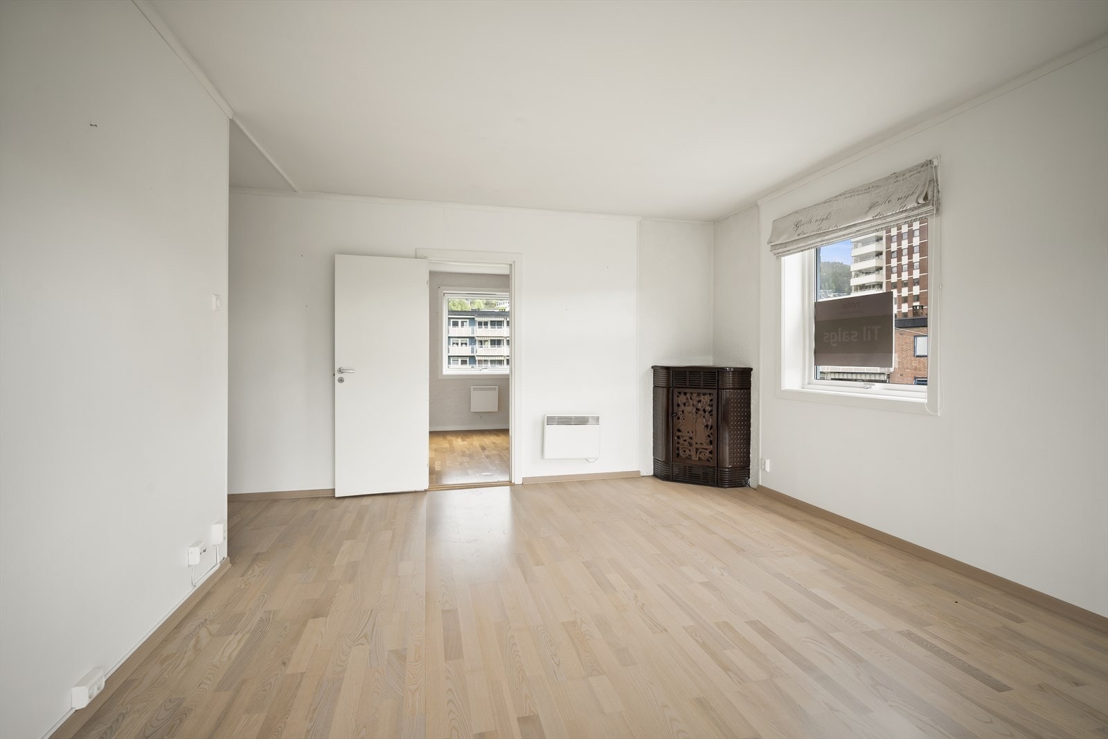 Lys og hyggelig stue med ekstra lys da det er endeleilighet Galleribilde