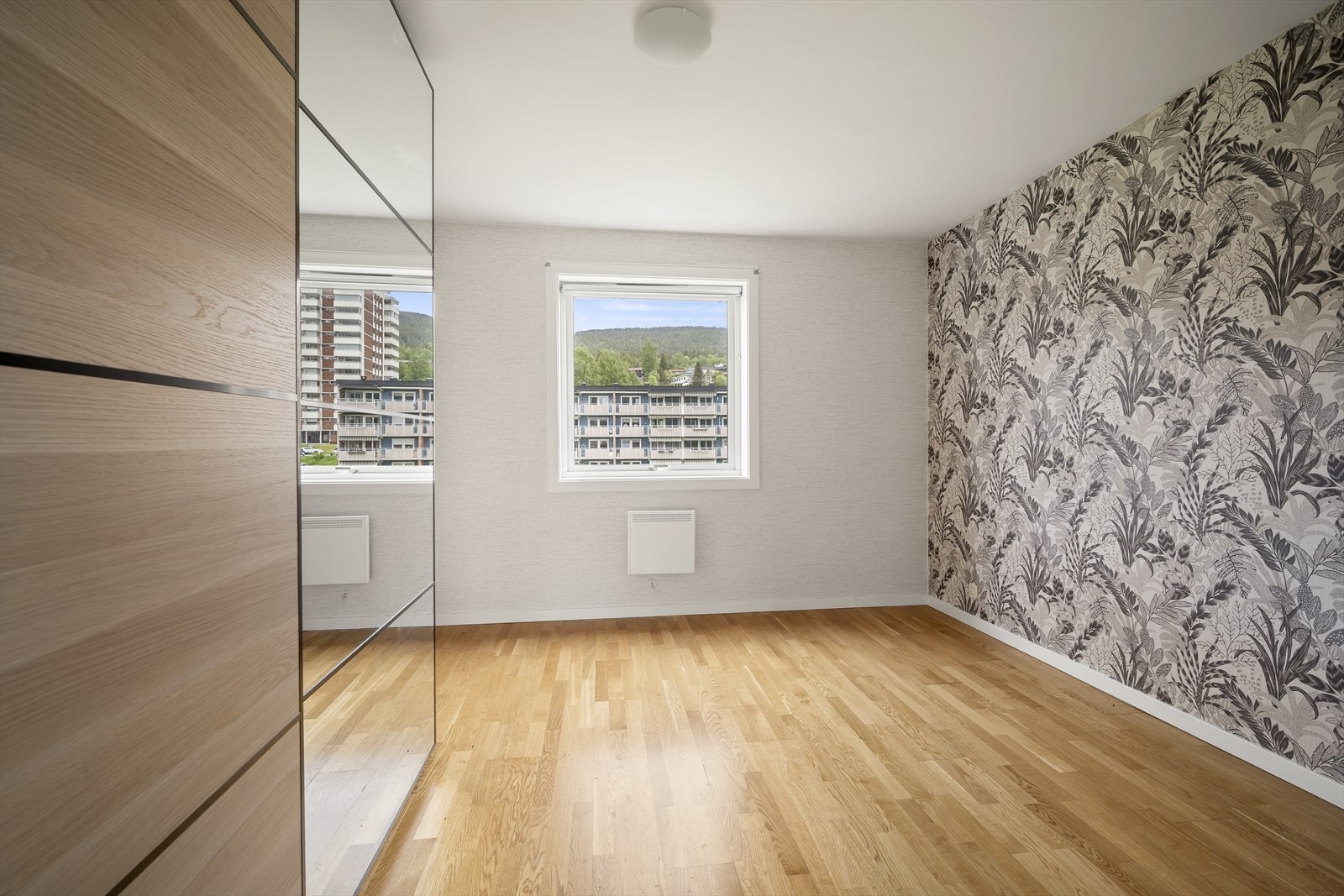 Soverom med skyvedørsgarderobe Galleribilde