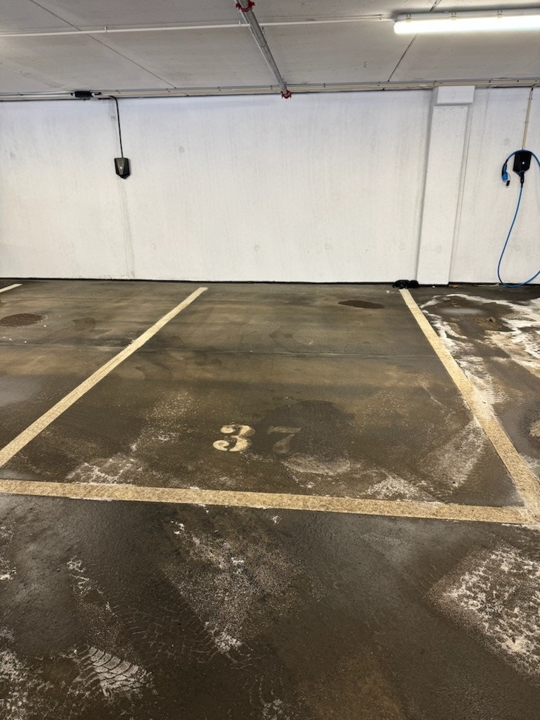 Garasjeplass nr. 37 følger leiligheten Galleribilde
