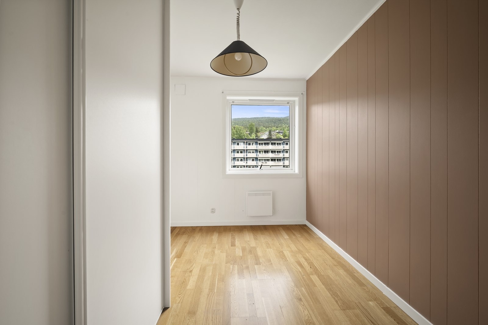 Soverom 2 med skyvedørsgarderobe Galleribilde
