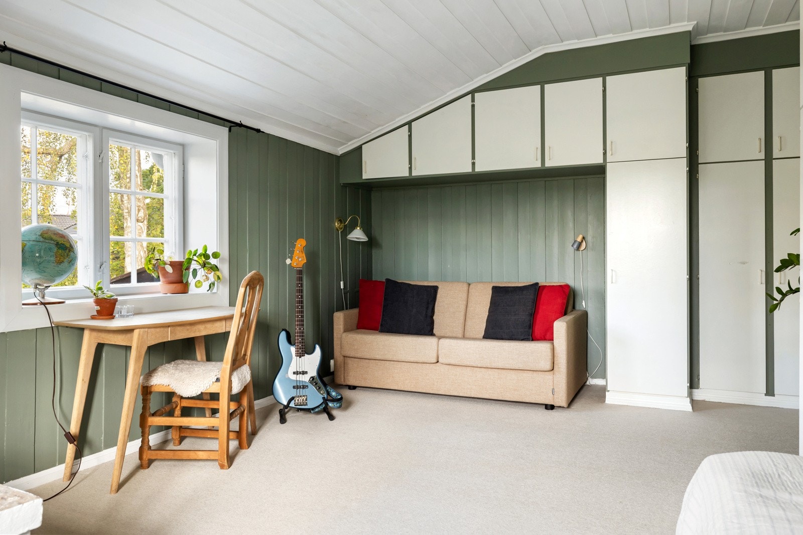 Rommet er innredet med innebygde skap som gir rikelig med oppbevaringsplass. Et trivelig og allsidig rom som passer godt som kontor, barnerom eller gjesterom. Galleribilde