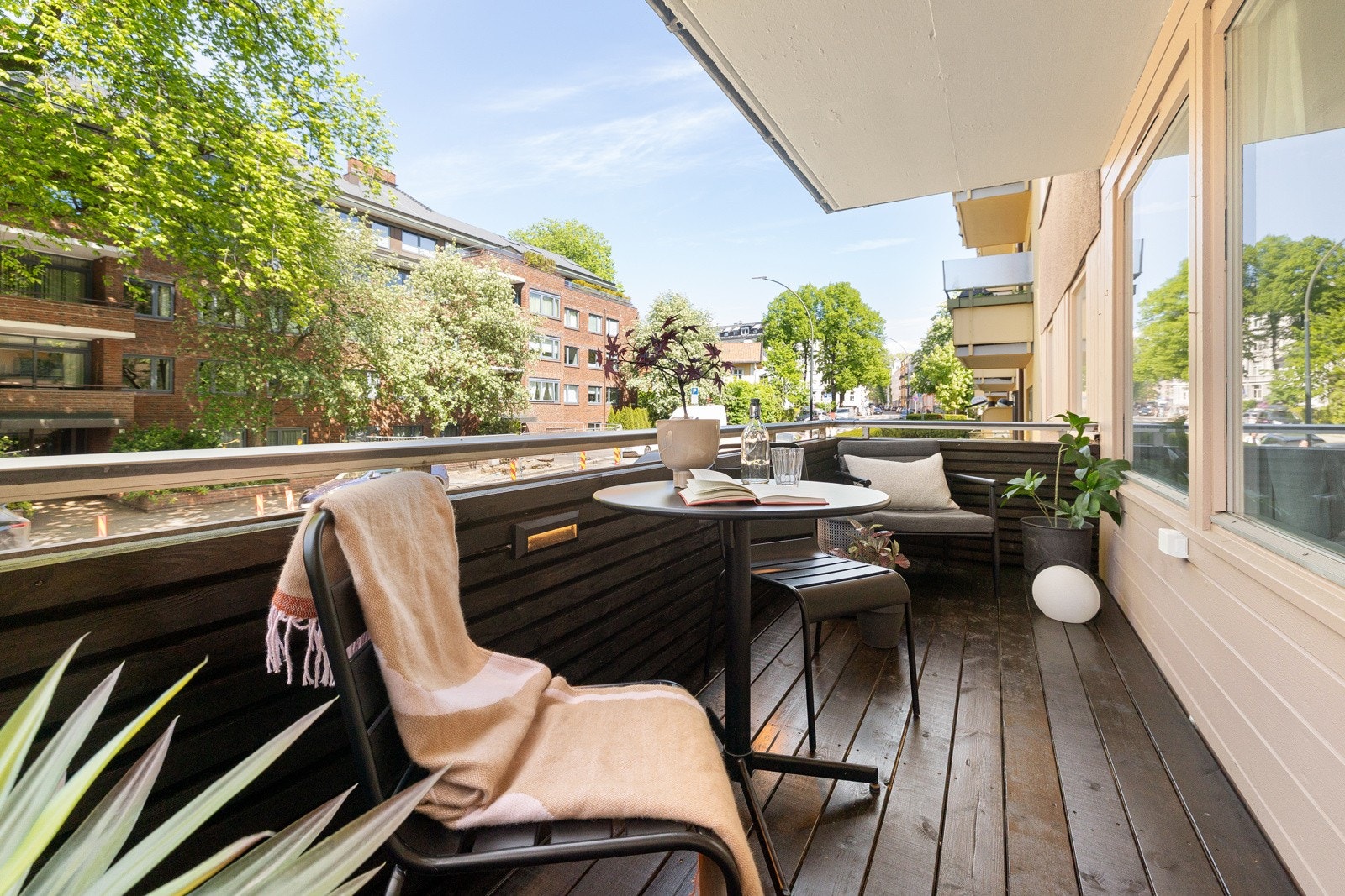 Balkongen har god plass til utemøblement og grill. Galleribilde