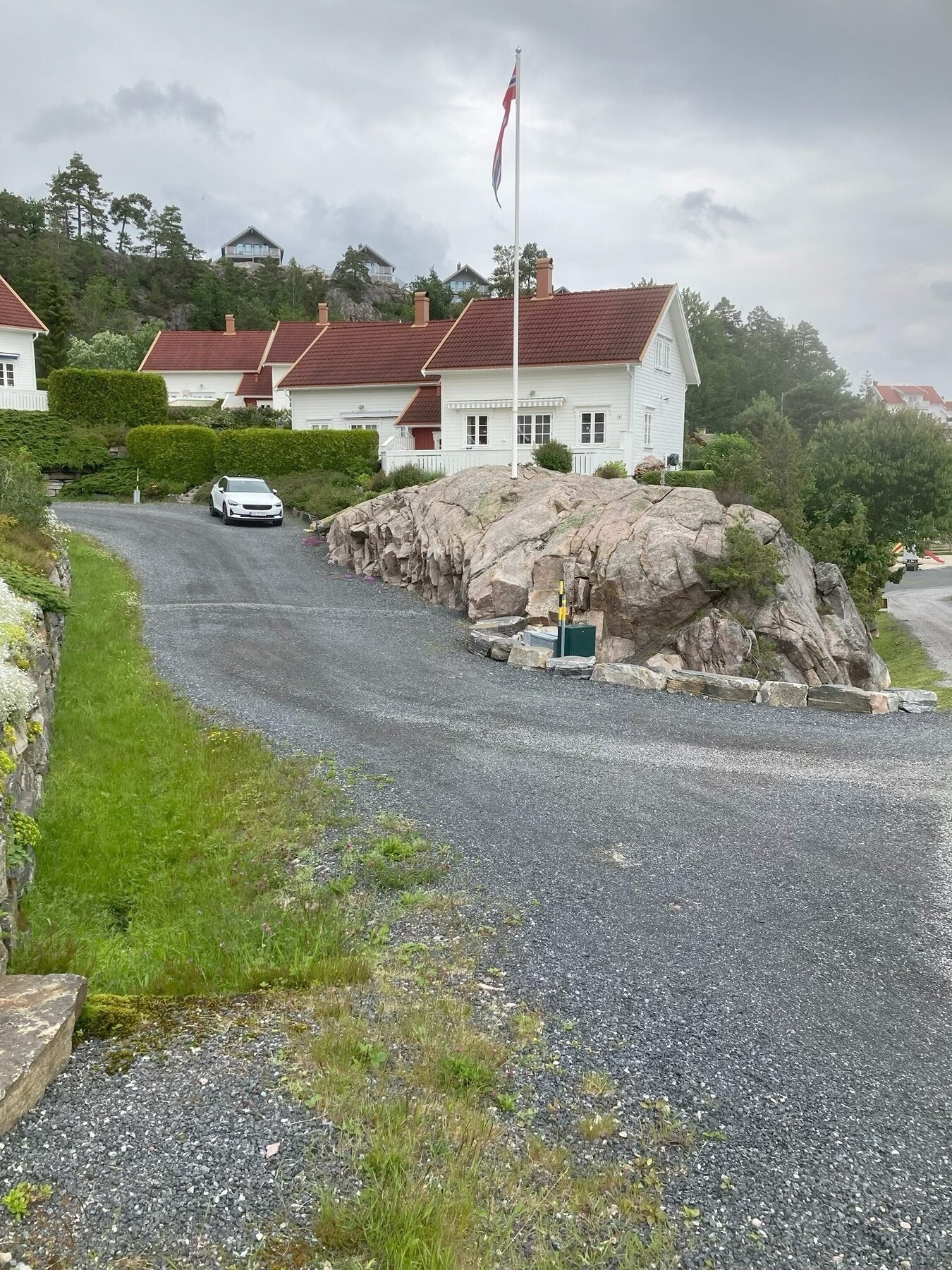 Eiendommen er pent opparbeidet med fjell, flaggstang og hage som gjør den unik. Selgers private bilde Galleribilde
