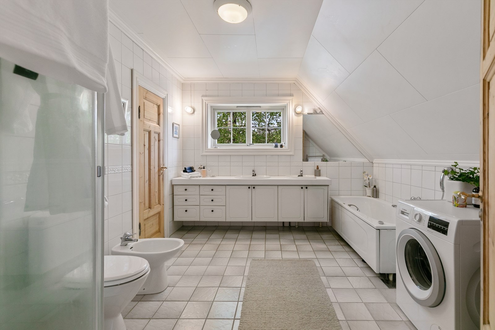 Meget romslig bad innredet med dusj, badekar, toalett, bidet og dobbelt servantskap Galleribilde