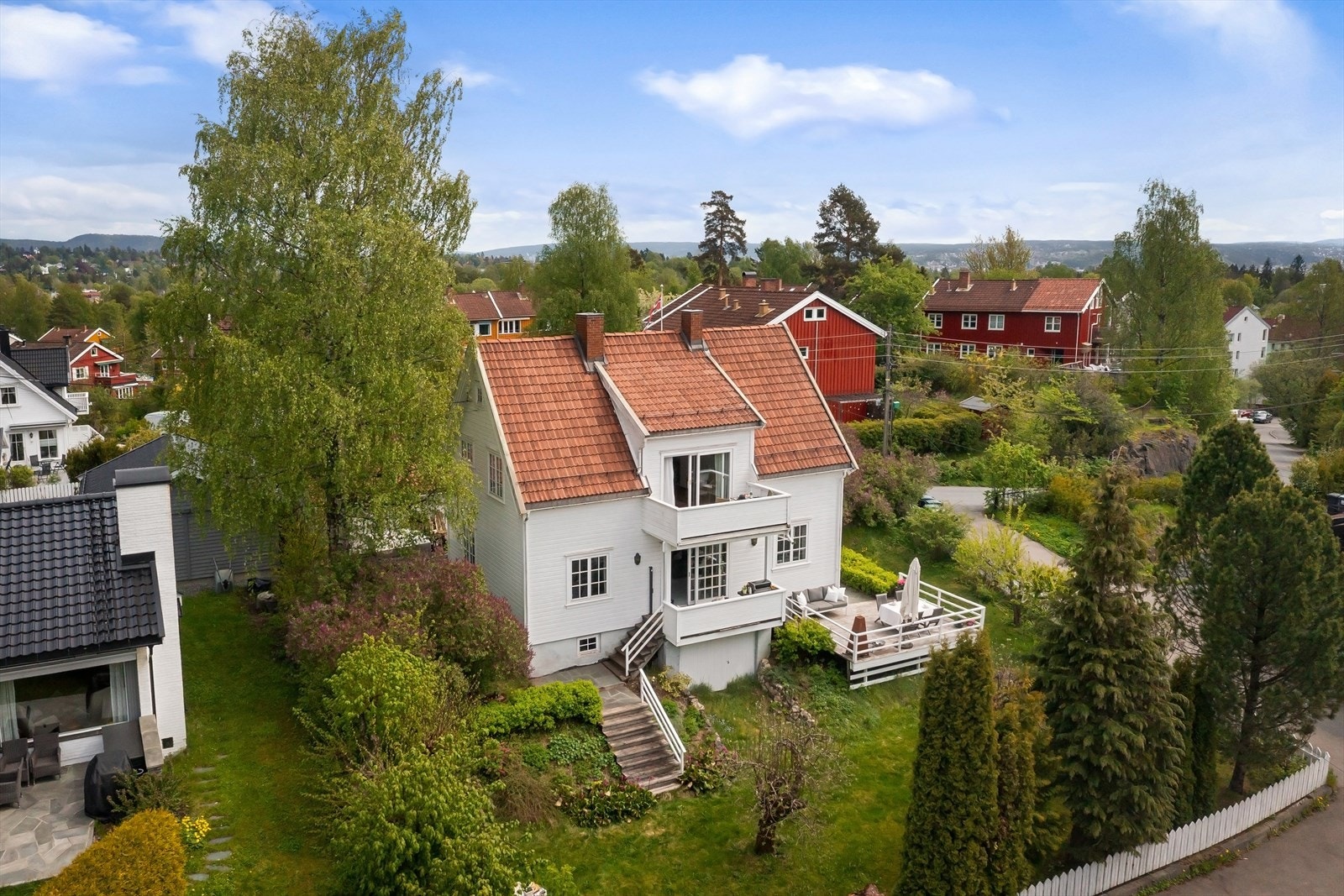 Den frodige hagen er beplantet med gressplen, trær, hekker m.m. Galleribilde