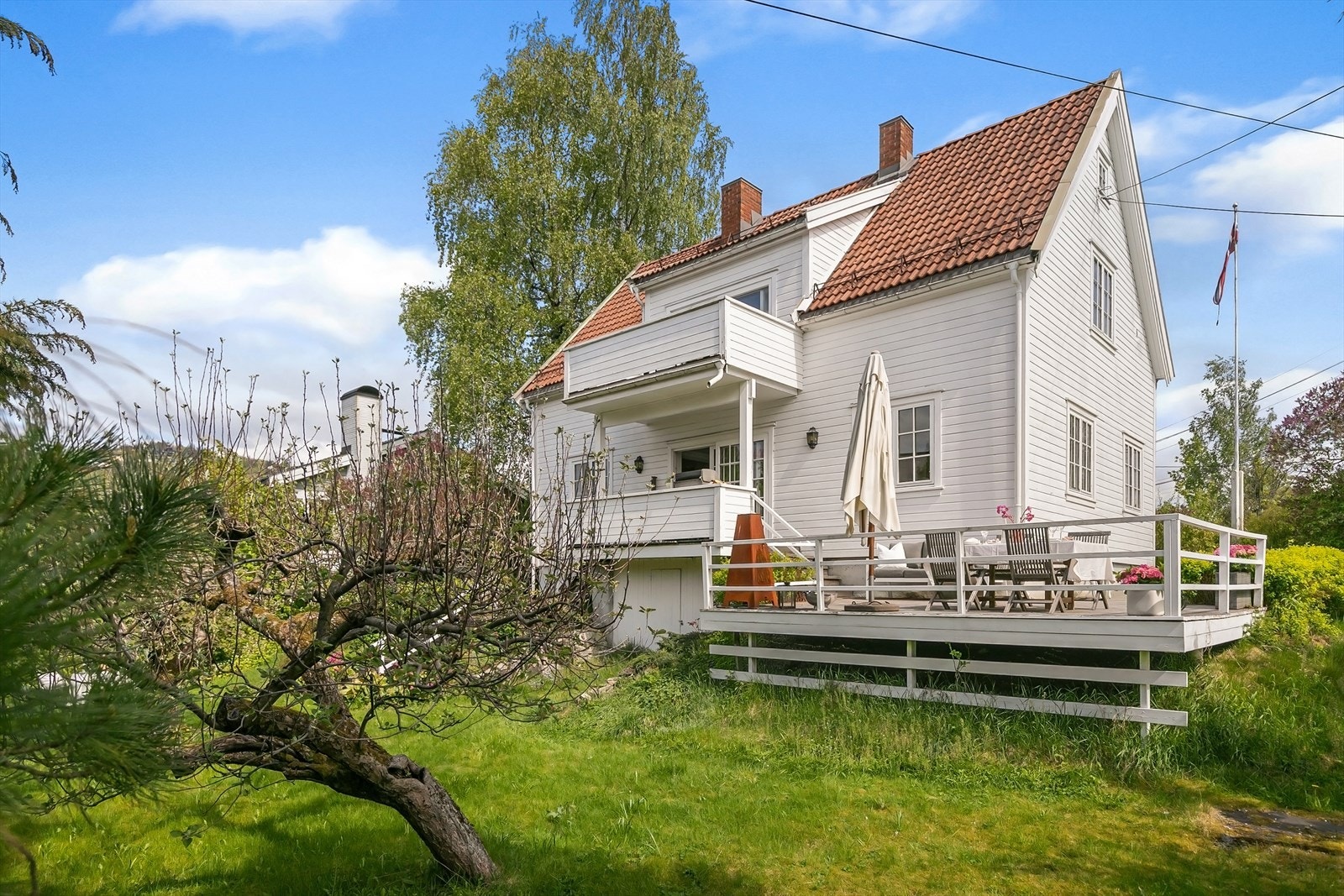 Eiendommen var opprinnelig en husmannsplass under Vestre Holmen gård, og het "Fredriksro" oppkalt etter en husmann som het Fredrik Galleribilde