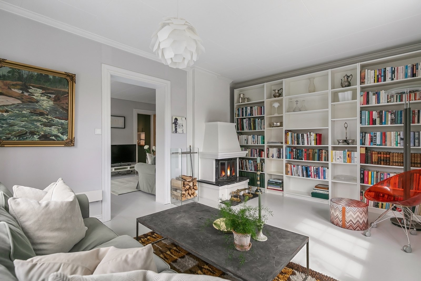 Hyggelig stue med peis Galleribilde