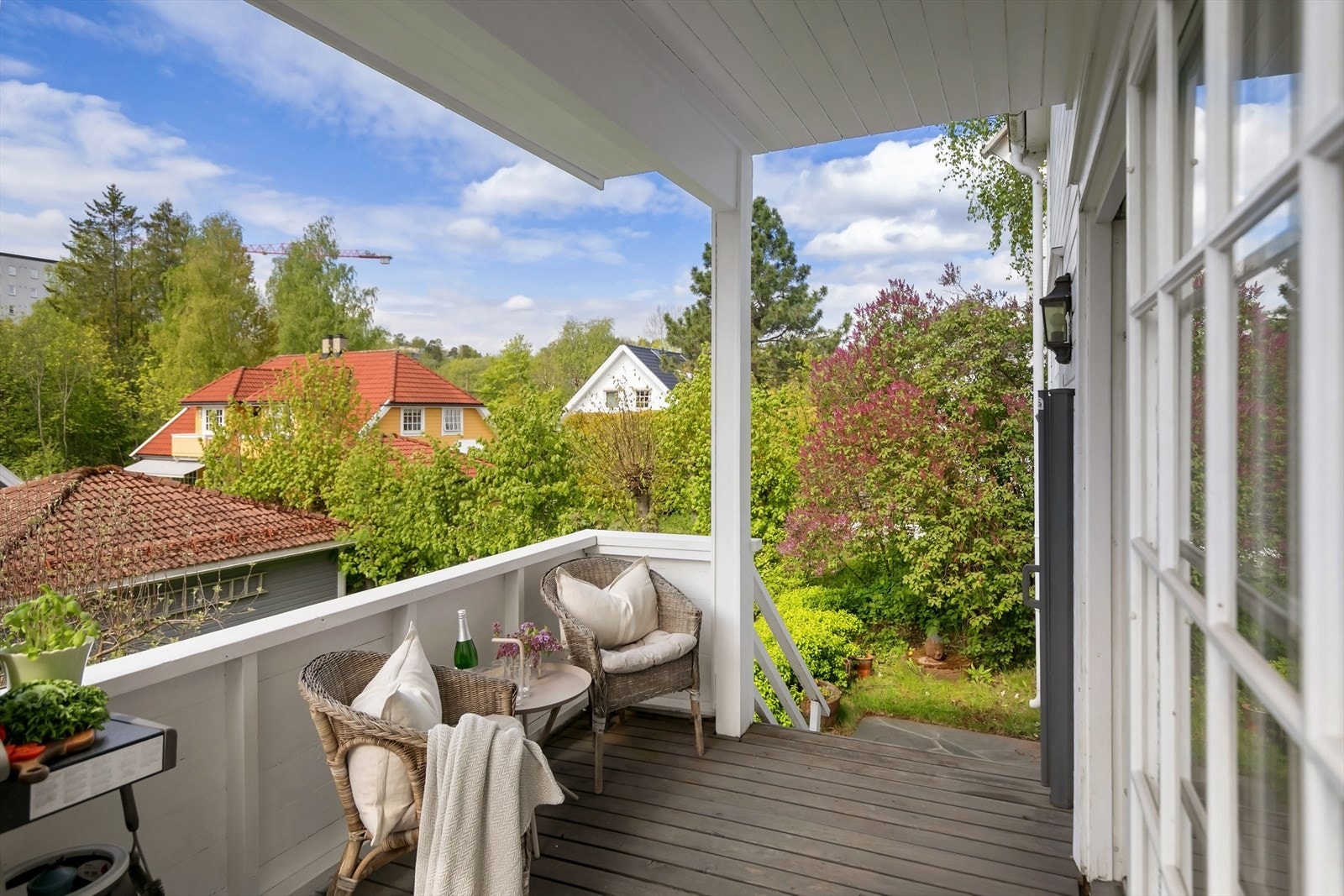 Fra verandaen er det trapp ned til hagen og ned til den store solrike terrassen Galleribilde