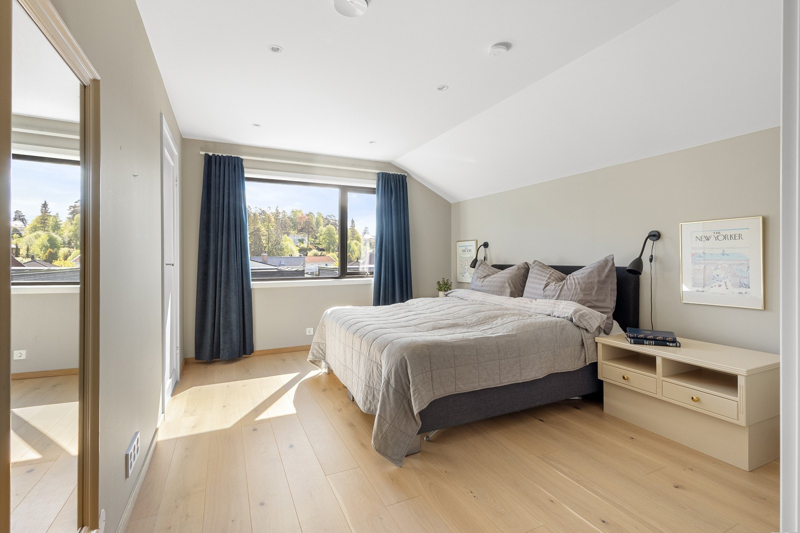 Hovedsoverom med egen walk-in garderobe, bad og bod Galleribilde