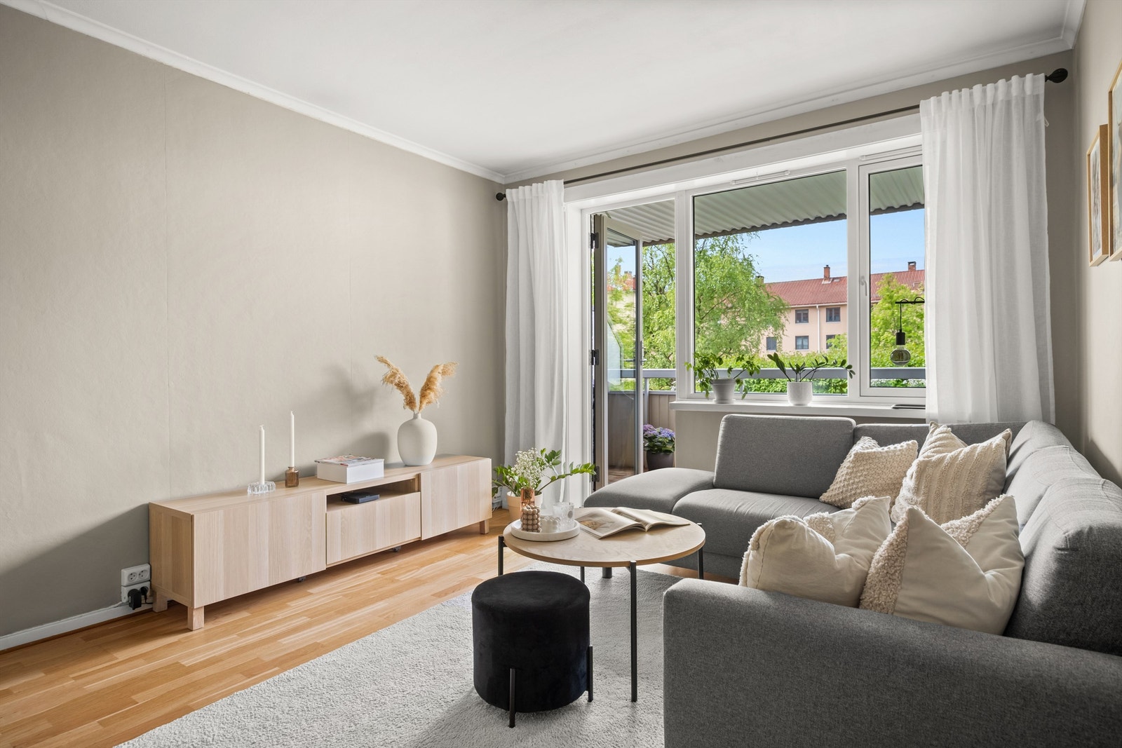 Leiligheten har overflater med parkett og laminat i gang, oppholdsrom og soverom, samt fliser på bad. Galleribilde