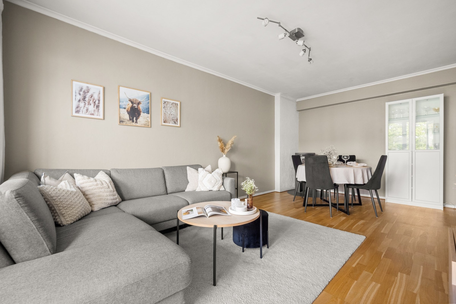 Lys og innbydende stue med naturlig plass til både spisegruppe og avslappende sofakrok. Galleribilde