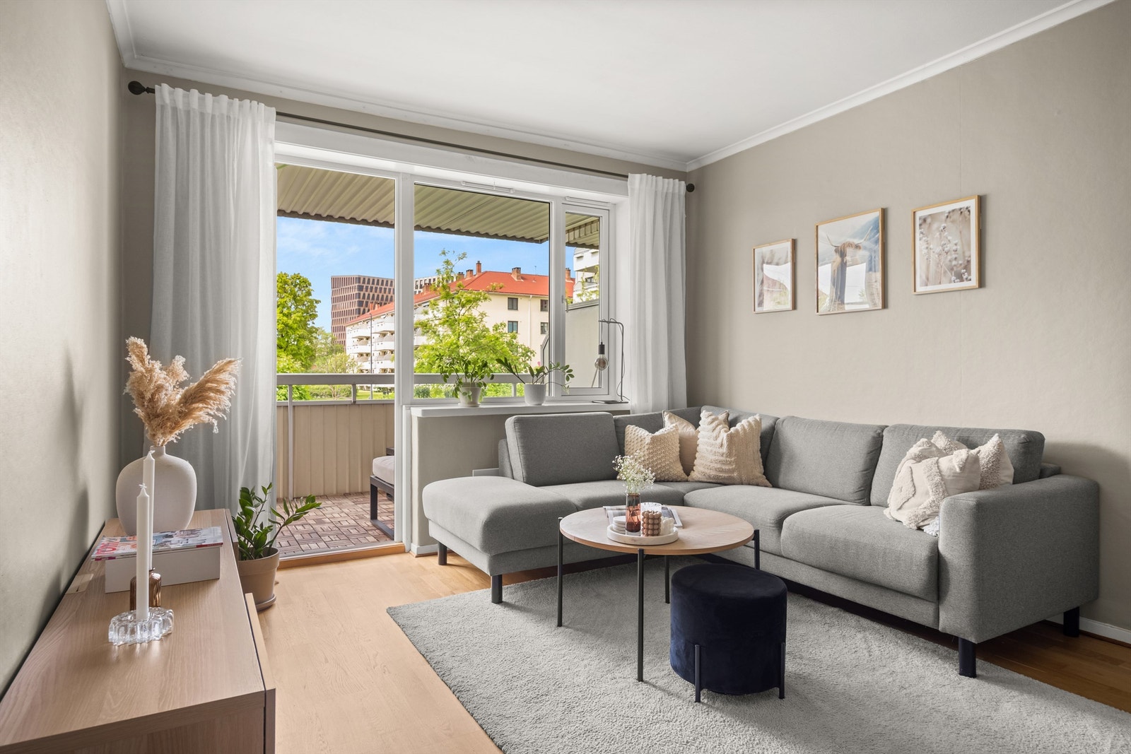 Fra stuen er det direkte utgang til den solrike balkongen. Galleribilde