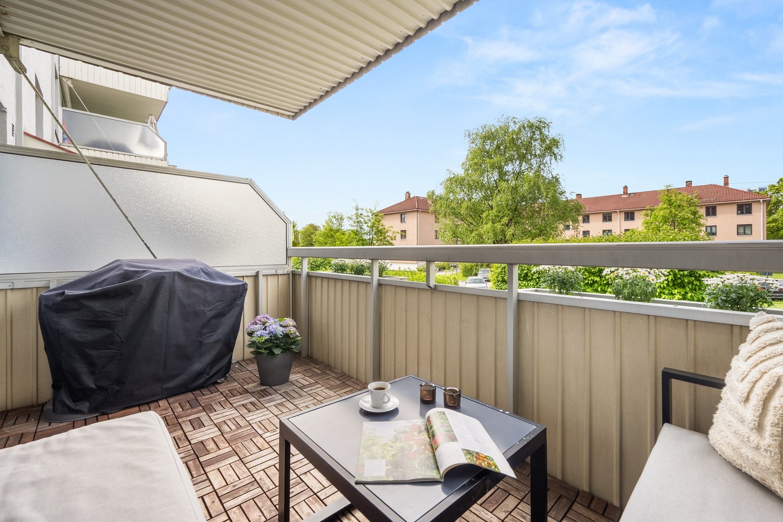 Her er det god plass til både sittegruppe og grill. Galleribilde