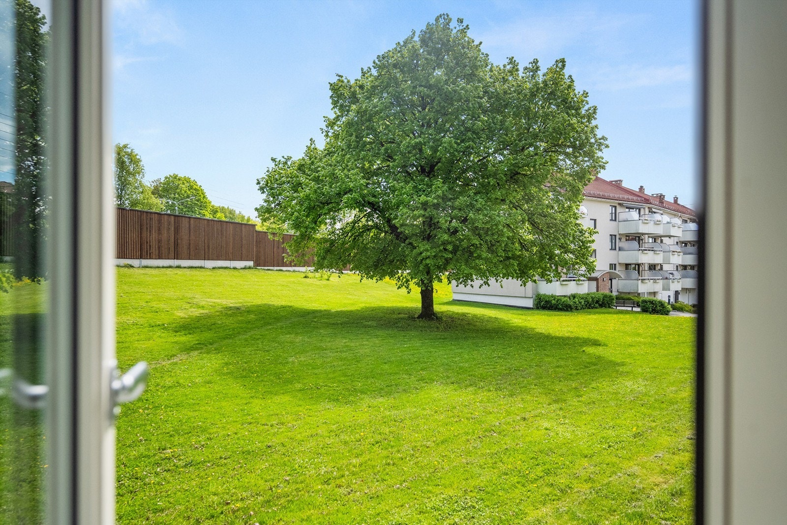 Fredelig utsyn fra soveromsvinduet. Galleribilde