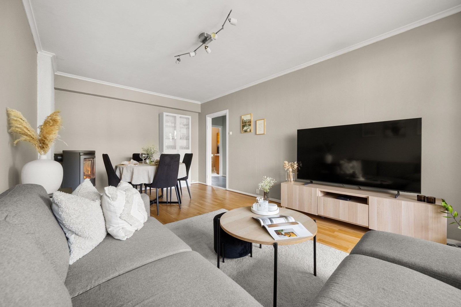 En romslig og harmonisk stue med fine møbleringsmuligheter. Galleribilde