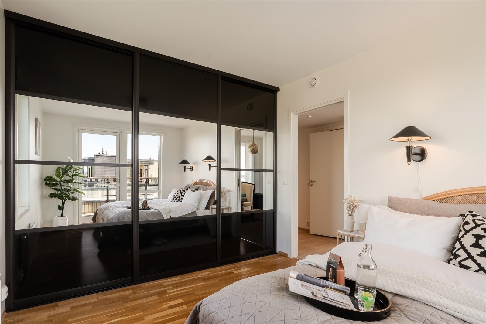 Det største soverommet er på 15 kvm og har en stor skyvedørsgarderobe. Galleribilde