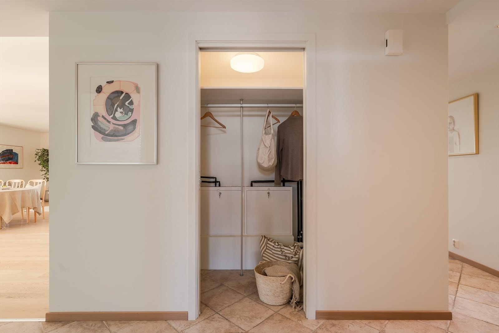 I entréen fnner du en praktisk bod - perfekt for lagring av yttertøy og sko. Galleribilde