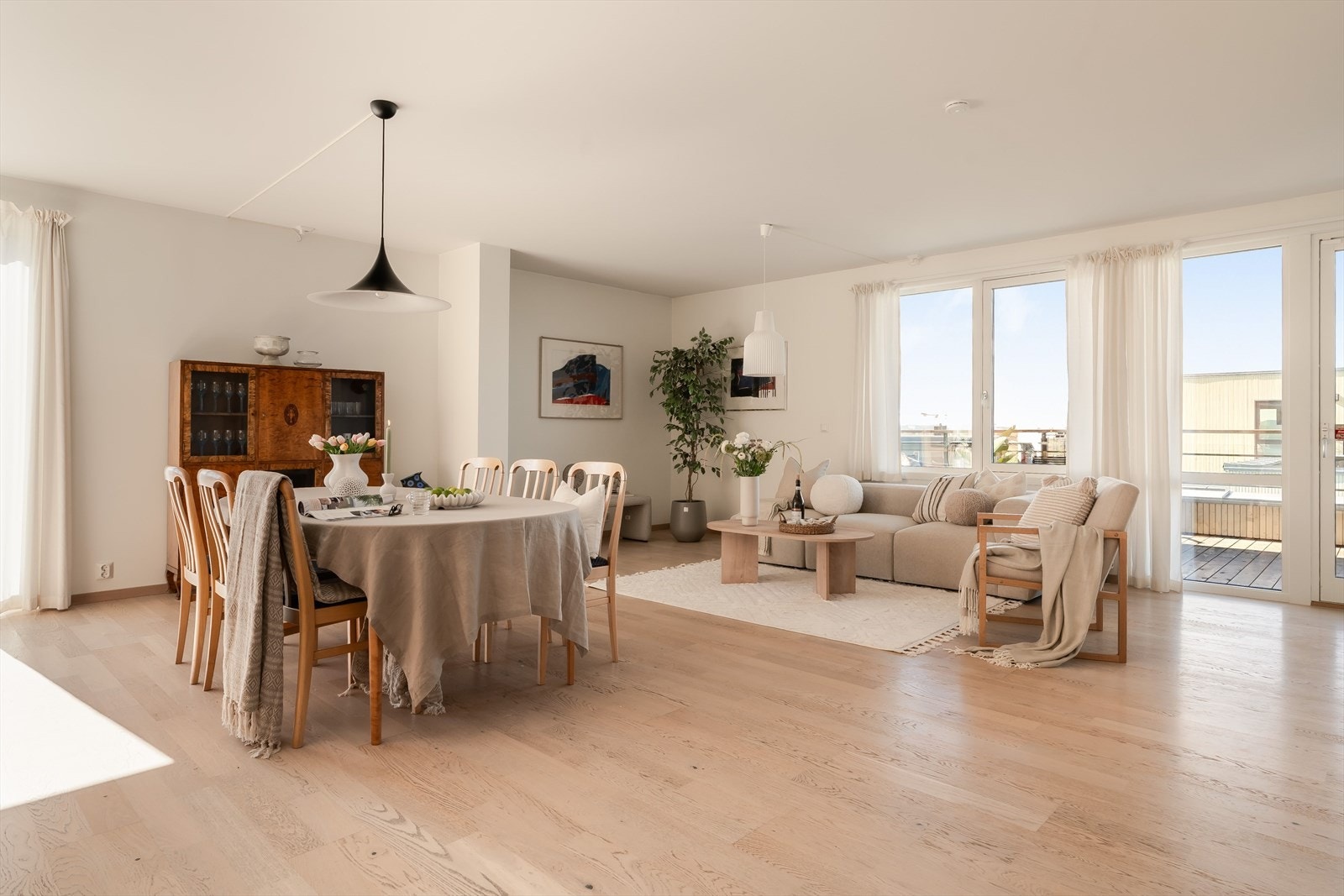 Oppholdsrommet har store vindusflater som slipper inn rikelig med naturlig lys. Galleribilde