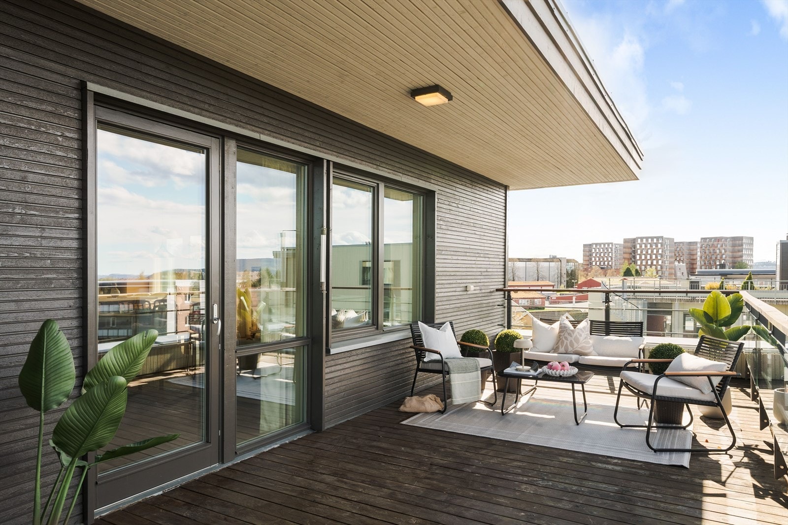 Fra stuen er det direkte utgang til en svært romslig terrasse på hele 32 kvm. Galleribilde